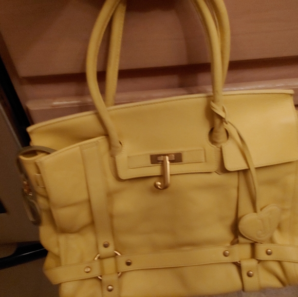 Meet your Posher, Dee - Picture 8 of 15